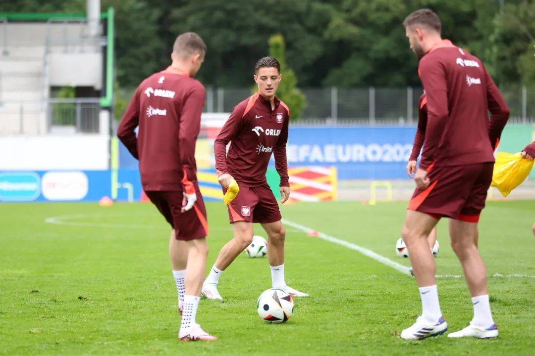 九游官网莱万多夫斯基在塞尔维亚队比赛中夺冠,刷新纪录引发热议!