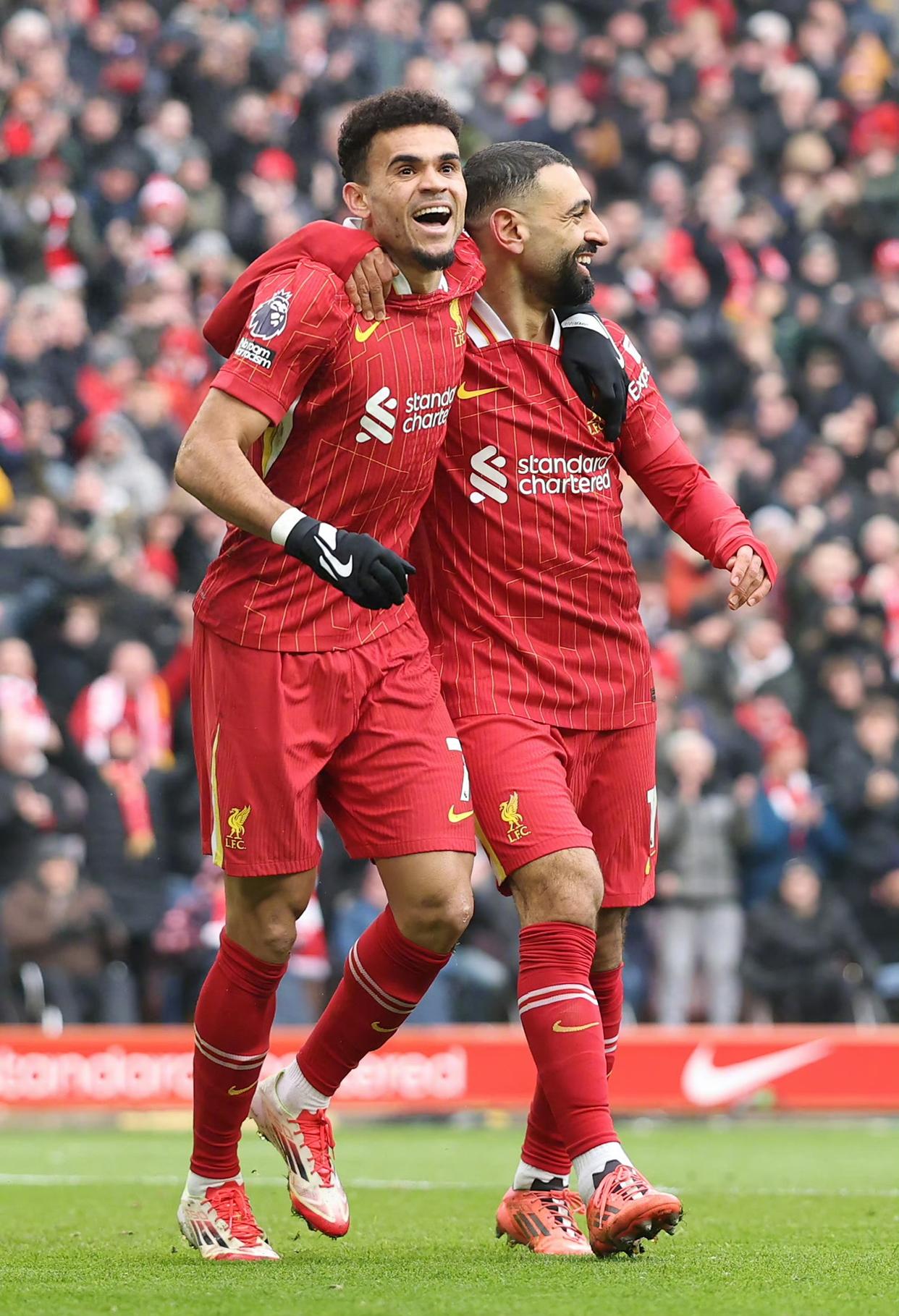 九游官方网站莱万多夫斯基在阿森纳比赛中表现优异,险胜引发热议!